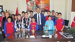 Alkışlar Balıklıçeşme Ortaokuluna