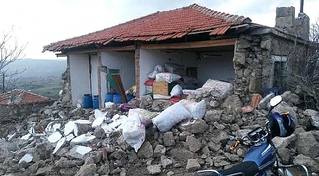 Deprem sonrası ev çöktü. İki yaralı var