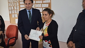 Okuma Yazma Kursunu Tamamlayan Kursiyerlere Belgeleri Verildi