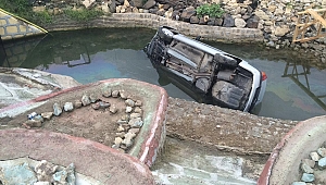 Direksiyonda uyudu, benzinliğin süs havuzuna uçtu.