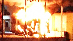 Cinnet geçiren kokoreççi ekmek teknesini ateşe verdi.