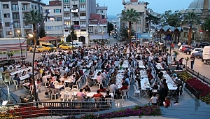 Cumhuriyet Meydanı'nda iftar sofrası