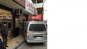 Minibüs Dükkana Girdi