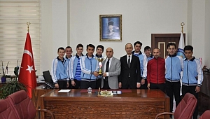 Başarılı Voleybolculardan Kaymakam Can'a Ziyaret