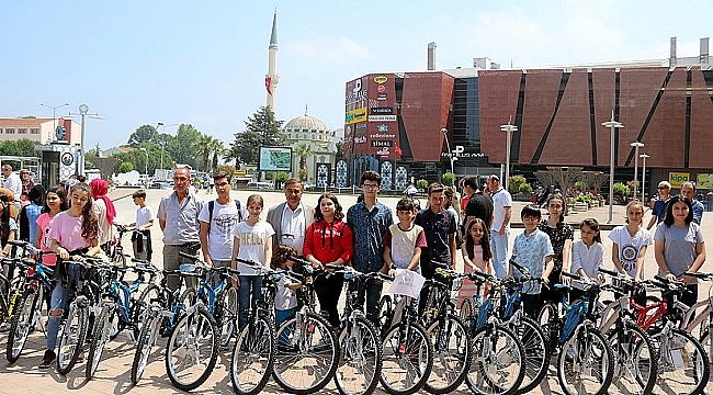 Biga Belediyesi'nden başarılı öğrencilere bisiklet