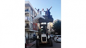 Kepçenin üstünde gelin ve damat gören vatandaşlar şaşkına döndü