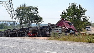 Biga'da buğday kepeği yüklü kamyon devrildi