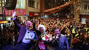 ''Sesini biliyorduk, kendisini sahnede de çok sevdik''