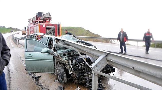 Bariyerlere Çarpan Otomobilin Sürücüsü Yaralandı