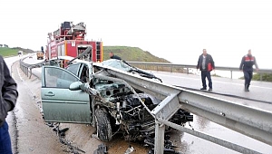 Bariyerlere Çarpan Otomobilin Sürücüsü Yaralandı