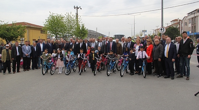 Biga Fenerbahçeliler Derneği Çocuklara Bisiklet Dağıttı