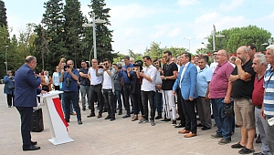 31 Mart Yerel Seçimleri sonrası yönetim değişince Biga Belediyesi'nde işten çıkarılan işçilerce belediye binası önünde açıklama yapıldı