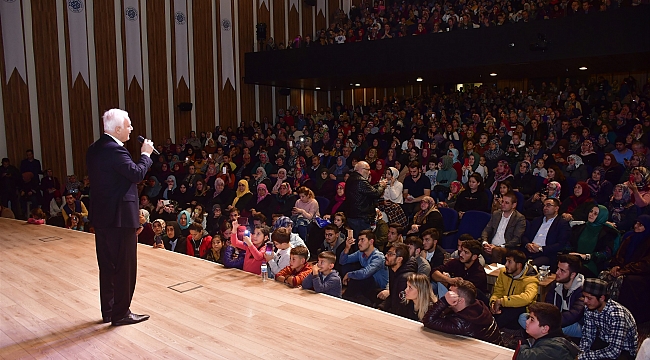 Nihat Hatipoğlu'nun Konferansına Yoğun İlgi