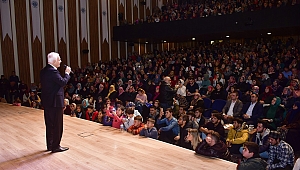 Nihat Hatipoğlu'nun Konferansına Yoğun İlgi