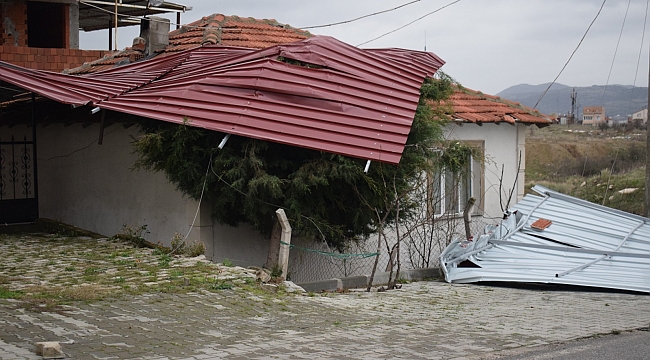 Biga Adalet Sarayının Çatısı Kuvvetli Rüzgara Dayanamadı