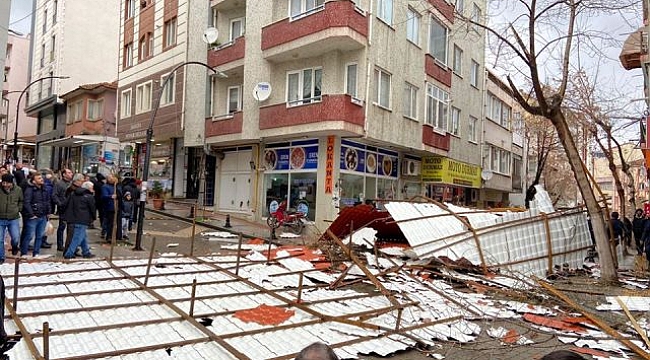 Biga'da Korku Dolu Anlar Çarşı Ortasında Çatı Uçtu