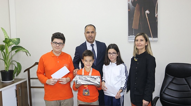 İlçe Milli Eğitim Müdürü Erkan BİLEN başarılı sporcuları ödüllendirdi