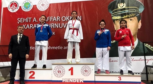 Biga Belediyesi karate sporcuları kupa ve madalyalarla döndü