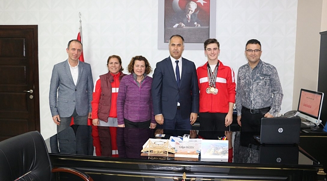 Türkiye Şampiyonu M.Anıl Korkmaz İlçe Milli Eğitim Müdürünü ziyaret etti