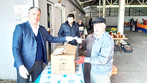 BELEDİYE BAŞKANI VATANDAŞA MASKE DAĞITTI