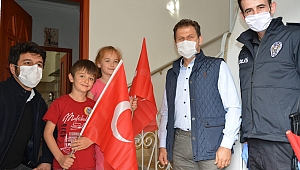 POLİSLERDEN ÖZEL ÖĞRENCİLERE 23 NİSAN SÜRPRİZİ