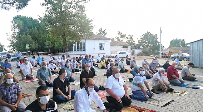 BİGA'DA SOSYAL MESAFELİ BAYRAM NAMAZI 