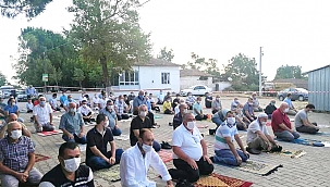 BİGA'DA SOSYAL MESAFELİ BAYRAM NAMAZI 