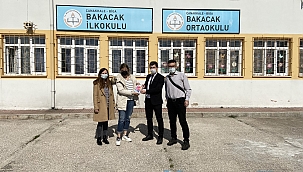 Biga Devlet Hastanesi Hekimleri İhtiyaç Sahibi Öğrencilere Tablet Hediye Ettiler....