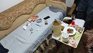 SOKAĞA ÇIKMA KISITLAMASINDA EVDE UYUŞTURUCU PARTİSİ POLİSİN BASKINIYLA SON BULDU