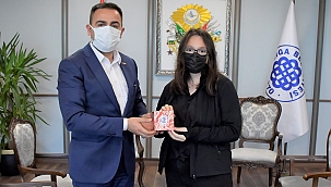 ECEM, ÖDÜLLÜ PROJESİNİ BAŞKAN ERDOĞAN'A SUNDU