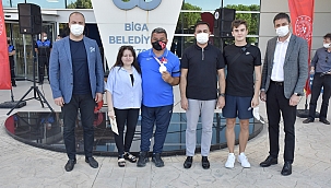 MİLLİ SPORCU BİGA'DA COŞKUYLA KARŞILANDI