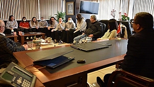 KALE GENÇLİK VOLEYBOLCULARINDAN BAŞKAN ÖZ'E ZİYARET