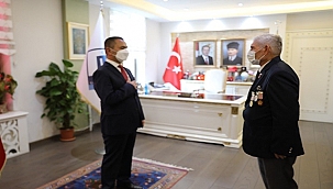 VALİ AKTAŞ, 29 EKİM CUMHURİYET BAYRAMI'NDA TEBRİKLERİ KABUL ETTİ