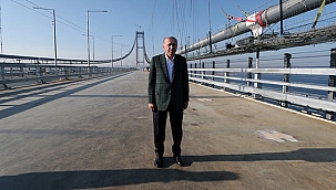 1915 ÇANAKKALE KÖPRÜSÜ'NÜN SON TABLİYE MONTAJININ ARDINDAN SON TABLİYE VİDASINI SIKTI