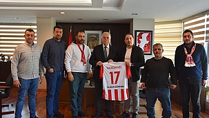 17 GENÇLİK TARAFTARLAR DERNEĞİNDEN BAŞKAN GÖKHAN'A ZİYARET