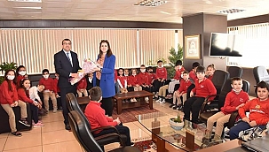 BAŞKAN ÖZ ÖĞRENCİLERİ MAKAMINDA MİSAFİR ETTİ