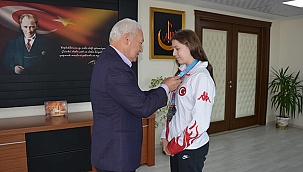 BAŞKAN YILMAZ, ŞAMPİYON DİNÇ İLE BİR ARAYA GELDİ