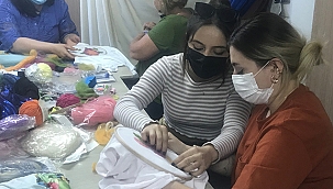 SÜRDÜRÜLEBİLİR TEKSTİL ATÖLYE ÇALIŞMALARINDA TİŞÖRTLER RENKLENDİ