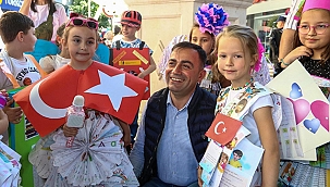 BAŞKAN ERDOĞAN, MİNİKLERLE AÇIK HAVADA KİTAP OKUDU