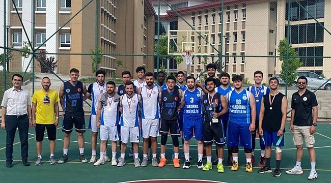 TÜB SOKAK BASKETBOLU TURNUVASINDA ÇOMÜ BİRİNCİ OLDU