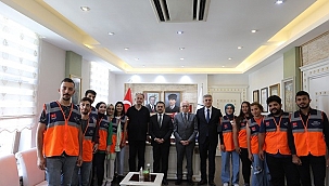 ÇOMÜ ACİL YARDIM VE AFET YÖNETİMİ BÖLÜMÜ ÖĞRENCİLERİ VALİ AKTAŞ'I ZİYARET ETTİ