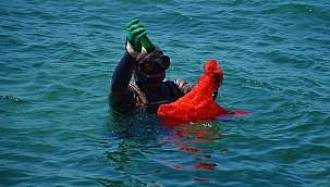 DENİZDEKİ ÇÖPLER TEMİZLENDİ