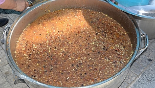 LAPSEKİ'DE AŞURE İKRAMI YAPILDI