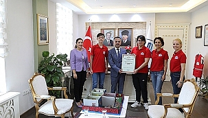 TEKNOFEST'TE FİNALE KALAN ÖĞRENCİLERDEN VALİ AKTAŞ'A ZİYARET