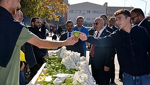 ÜNİVERSİTE KANTİNCİLER DERNEĞİ'NDEN ÖĞRENCİLERE ELMA İKRAMI