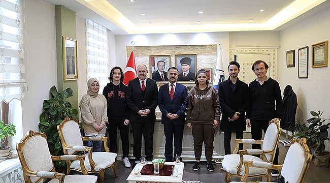 ÇOMÜ ÇANAKKALE TEKNOLOJİ ELÇİLERİ ALGAN İHA TAKIMINDAN VALİ AKTAŞ'A ZİYARET