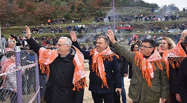 URAL, ÇAN GELENEKSEL FOLKLORİK DEVE GÜREŞLERİNE KATILDI