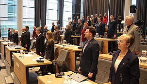 BELEDİYE MECLİSİ SAYGI DURUŞU İLE BAŞLADI