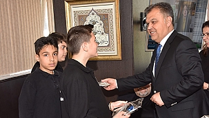 BAŞARILI SPORCULARA HEDİYE