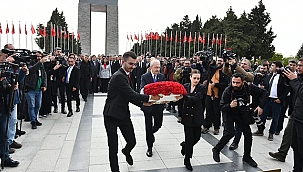 KILIÇDAROĞLU ÇANAKKALE ŞEHİTLERİNİN HUZURUNDA